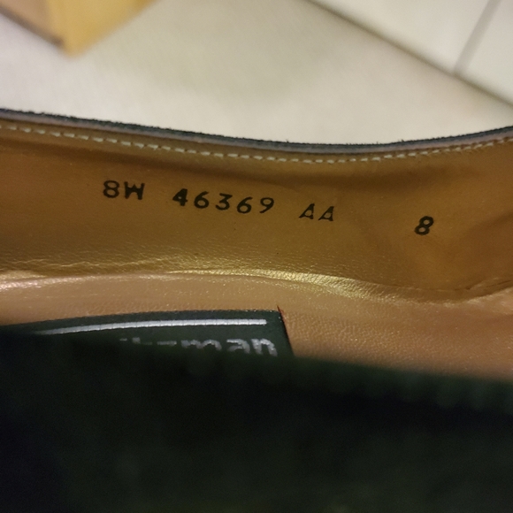 Vtg Stuart Weitzman Black Suede Pumps - Picture 8 of 8